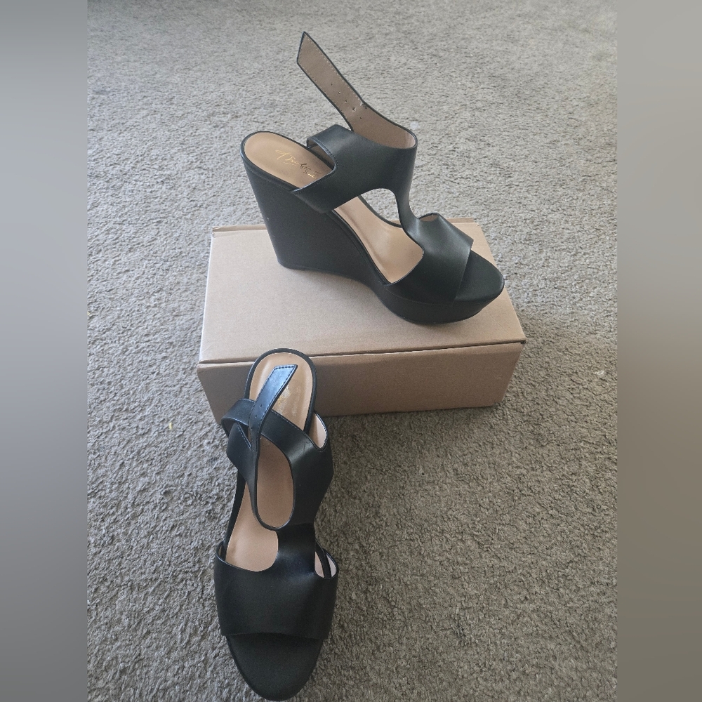 Thalia Sodi Black Wedge Shoes Elegant Design